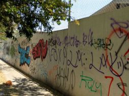 Imagen de la Unidad Deportiva El Colli que luce desolada y colorida por los graffitis.  /