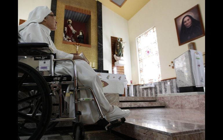 Una religiosa en la capilla del Hospital Santa Margarita, donde se realizará una misa el 12 de mayo. EFE /