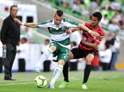 El jugador de Santos, Mauro Cejas (i) disputa el balón con Guillermo Martín (d), de Atlas. EFE /