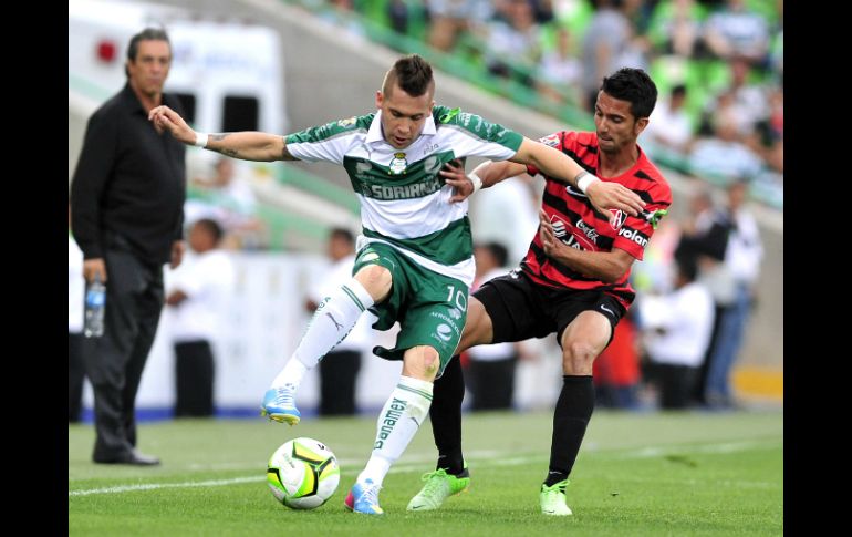 El jugador de Santos, Mauro Cejas (i) disputa el balón con Guillermo Martín (d), de Atlas. EFE /