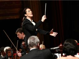 Alondra De la Parra se convierte en la primera mujer mexicana en dirigir una orquesta en territorio chino. ARCHIVO /