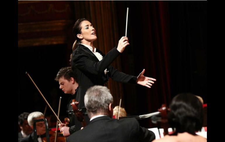 Alondra De la Parra se convierte en la primera mujer mexicana en dirigir una orquesta en territorio chino. ARCHIVO /