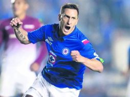 Figura. Christian ''Chaco'' Giménez se puso al cuadro cementero al hombro, anotó el tercer tanto celeste ante Monarcas. MEXSPORT /