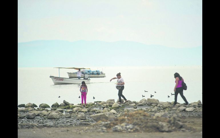 El lago. Hay sólo 26 inspectores de la CEA para Chapala. EL INFORMADOR /