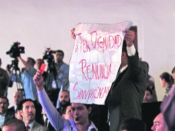 Rechifla.Los jóvenes manifestantes lograron ingresar al recinto pese a que el evento era de acceso restringido. EL INFORMADOR /