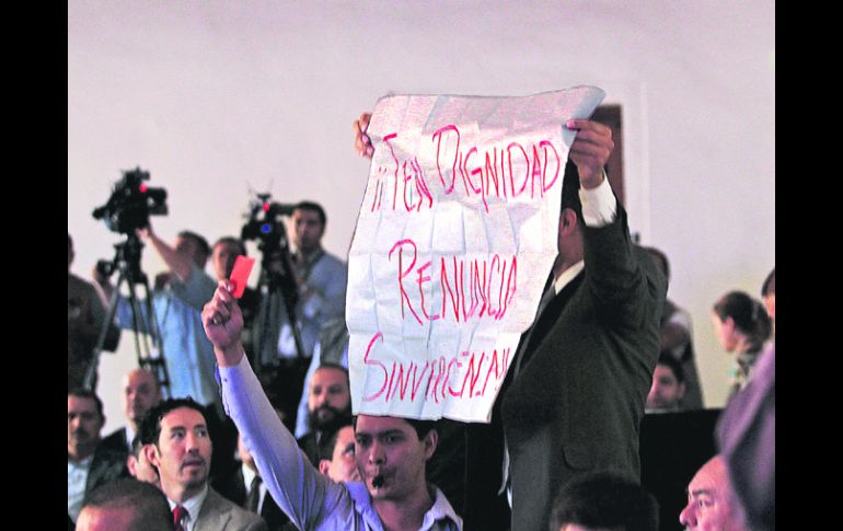 Rechifla.Los jóvenes manifestantes lograron ingresar al recinto pese a que el evento era de acceso restringido. EL INFORMADOR /