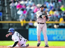 También a la defensiva. Robinsón Canó pone fuera a Willin Rosario en la segunda base. AFP /