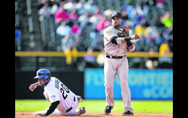 También a la defensiva. Robinsón Canó pone fuera a Willin Rosario en la segunda base. AFP /