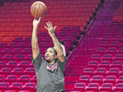 Sin fecha. Derrick Rose practica los tiros al aro. El guardia estrella de Chicago se rompió los ligamentos cruzados hace un año. EFE /