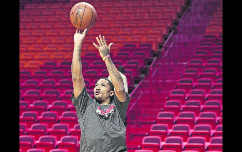 Sin fecha. Derrick Rose practica los tiros al aro. El guardia estrella de Chicago se rompió los ligamentos cruzados hace un año. EFE /