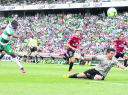 Muro chileno. El arquero Miguel Pinto (derecha) tapa una de las llegadas claras de gol que tuvo Santos durante el juego de ayer. NTX /