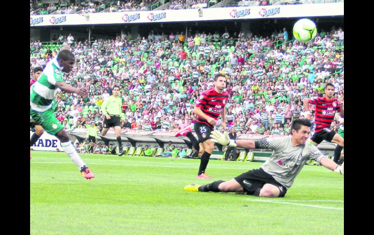 Muro chileno. El arquero Miguel Pinto (derecha) tapa una de las llegadas claras de gol que tuvo Santos durante el juego de ayer. NTX /