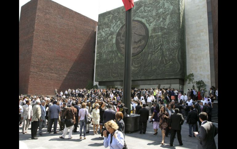 A pesar de no haber peligro, edificios públicos de la capital, como la sede del Senado y la cámara de Diputados son desalojados. ARCHIVO /