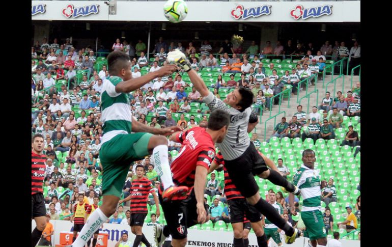 Acción del partido de ida de la Liguilla entre Santos y Atlas. NTX /