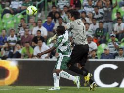 Miguel Pinto 8der) le quita el balón a Quintero durante el partido del jueves en Torreón. MEXSPORT /