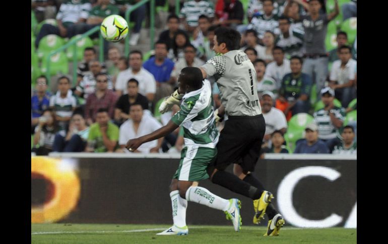 Miguel Pinto 8der) le quita el balón a Quintero durante el partido del jueves en Torreón. MEXSPORT /