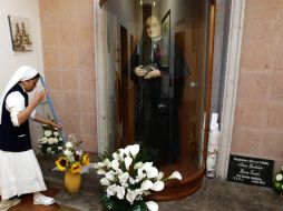 Una monja limpia junto a la escultura de la madre María Guadalalupe García Zavala en el hospital Santa Margarita. EFE /