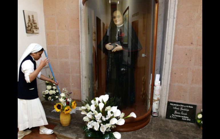 Una monja limpia junto a la escultura de la madre María Guadalalupe García Zavala en el hospital Santa Margarita. EFE /