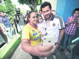 El equipo se encuentra realizando visitas de labor social. En la imagen, Miguel Sabah se toma una foto con una aficionada del Morelia. EL INFORMADOR /