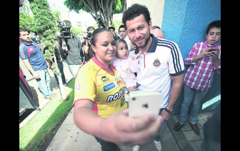 El equipo se encuentra realizando visitas de labor social. En la imagen, Miguel Sabah se toma una foto con una aficionada del Morelia. EL INFORMADOR /