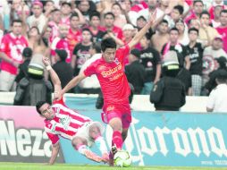 Ángel Sepúlveda, goleador de los Toros, es ''fauleado'' por un defensa de los Rayos durante el partido del miércoles. MEXSPORT /