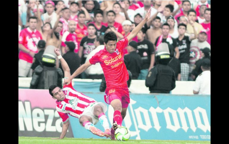 Ángel Sepúlveda, goleador de los Toros, es ''fauleado'' por un defensa de los Rayos durante el partido del miércoles. MEXSPORT /