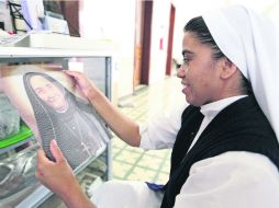 Una religiosa observa la imagen de la Madre Lupita, quien mañana será canonizada en El Vaticano.  /