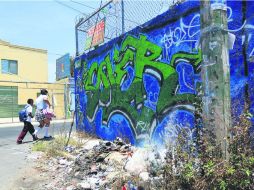 En la ZMG, la única estrategia para abatir este acto de vandalismo es volver a pintar los frentes de los edificios. EL INFORMADOR /