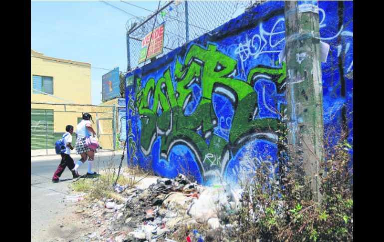 En la ZMG, la única estrategia para abatir este acto de vandalismo es volver a pintar los frentes de los edificios. EL INFORMADOR /