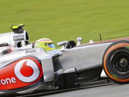 El piloto mexicano de Fórmula Uno Sergio Pérez, de la escudería Mercedes McLaren, dirige su monoplaza en los entrenamientos. EFE /