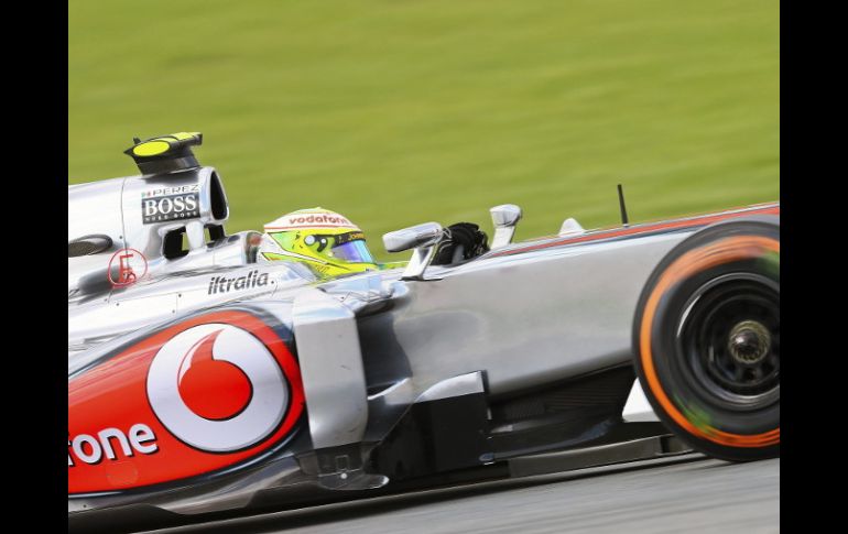 El piloto mexicano de Fórmula Uno Sergio Pérez, de la escudería Mercedes McLaren, dirige su monoplaza en los entrenamientos. EFE /