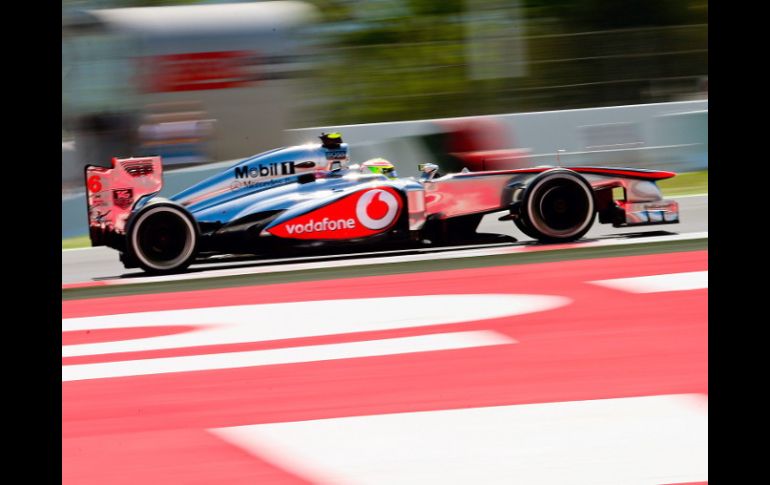 El piloto tapatío de McLaren, Sergio Pérez, en plena acción en Montmeló. EFE /