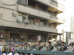 La fuerzas de seguridad egipcias detienen a hombres que planeaban realizar un ataque suicida contra una embajada extranjera. ARCHIVO /