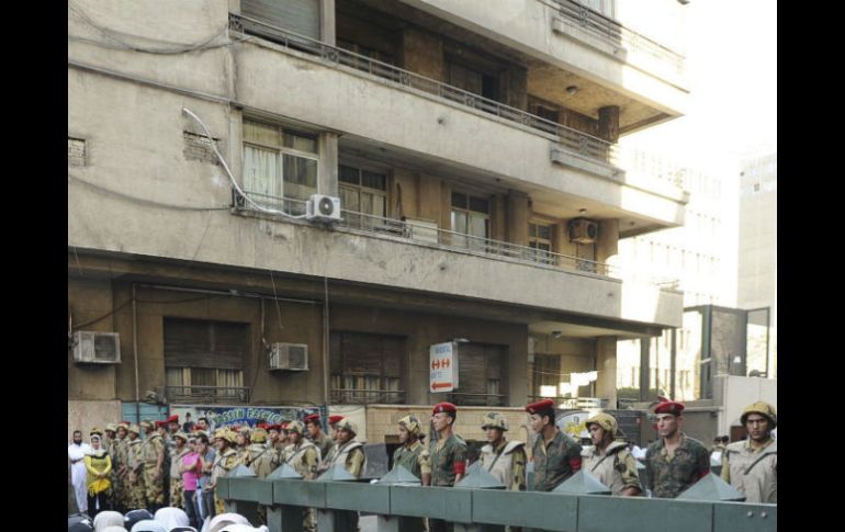 La fuerzas de seguridad egipcias detienen a hombres que planeaban realizar un ataque suicida contra una embajada extranjera. ARCHIVO /