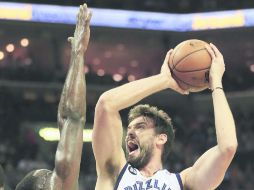 Marc Gasol (33) penetra en la pintura para hacer un tiro a la canasta, ante la marca de Kendrick Perkins. AFP /