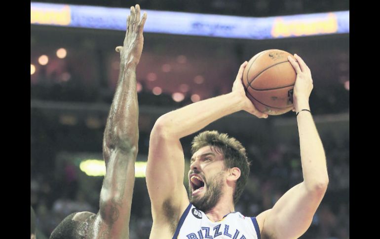 Marc Gasol (33) penetra en la pintura para hacer un tiro a la canasta, ante la marca de Kendrick Perkins. AFP /