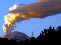 Hasta el momento no hay necesidad de llevar a cabo evacuaciones de la población que habita los municipios aledaños al volcán. ARCHIVO /