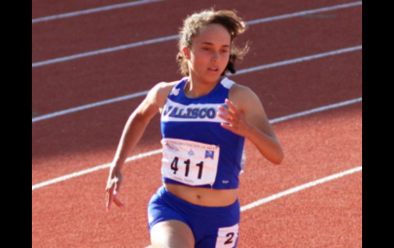 La atleta Regina Tavera impone récord en la prueba de 400 metros planos. ARCHIVO /