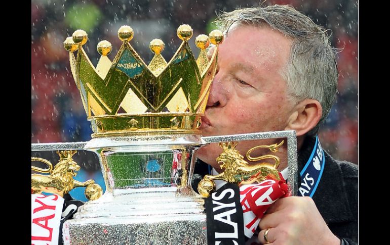 Sir Alex besa la liga número 20 de los 'Red Devils', su número 13 y última como entrenador. AFP /