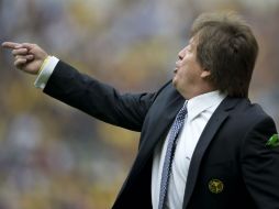 Miguel Herrera pide que vayan y pregunten al árbitro las razones de su expulsión, pues él no  las conoce. ARCHIVO /