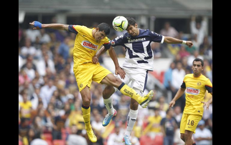 Acción del partido entre América y Pumas, donde las Águilas pasaron problemas para estar en semifinales. EFE /