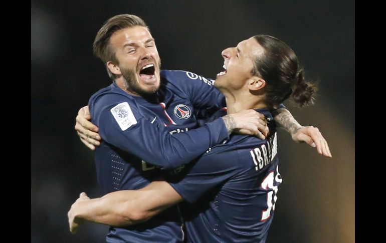 Beckham e Ibrahimovic festejan el título logrado por el PSG en la liga francesa. EFE /