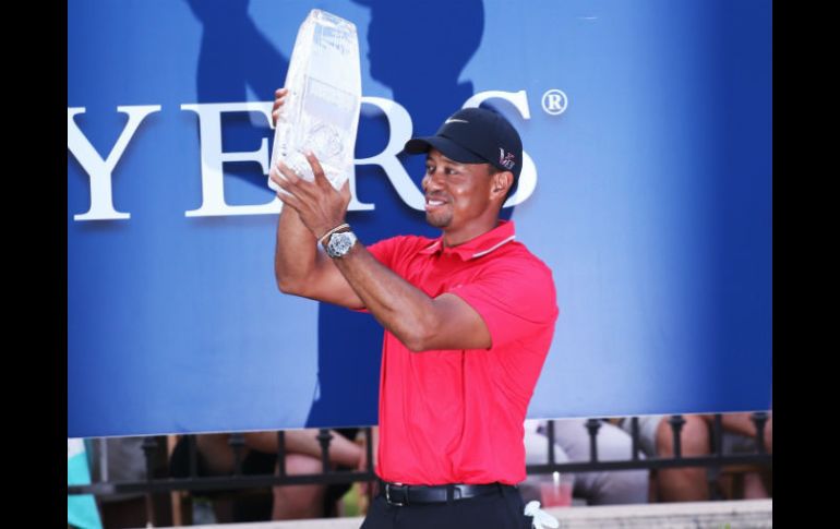 Tiger Woods se alza con la victoria durante el torneo The Players de Ponte Vedra. AFP /