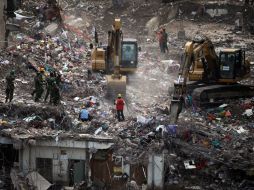 El derrumbe de un edificio con trabajadores textiles dejó un saldo de más de mil cien personas muertas. AP /