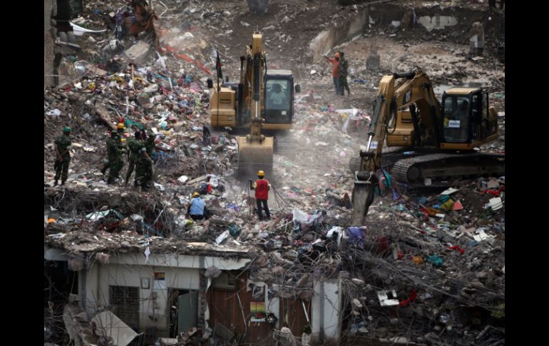 El derrumbe de un edificio con trabajadores textiles dejó un saldo de más de mil cien personas muertas. AP /