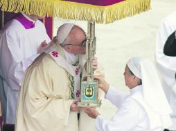 El Vaticano. El Papa Francisco besa una cruz con las reliquias de la Madre Lupita, durante la ceremonia de canonización. AP /