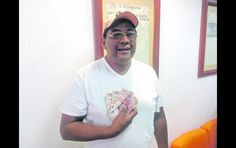 Mario Marcos Tirado Valencia muestra orgulloso su premio del Informagol. EL INFORMADOR /