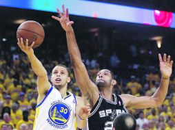 Stephen Curry dispara ante la marca de Tim Duncan y la presencia de Manu Ginóbili. AP /