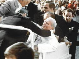 En 1981, el turco Alí Agca atenta contra la vida del Papa Juan Pablo II. ARCHIVO /