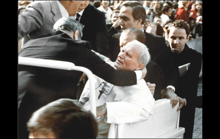 En 1981, el turco Alí Agca atenta contra la vida del Papa Juan Pablo II. ARCHIVO /